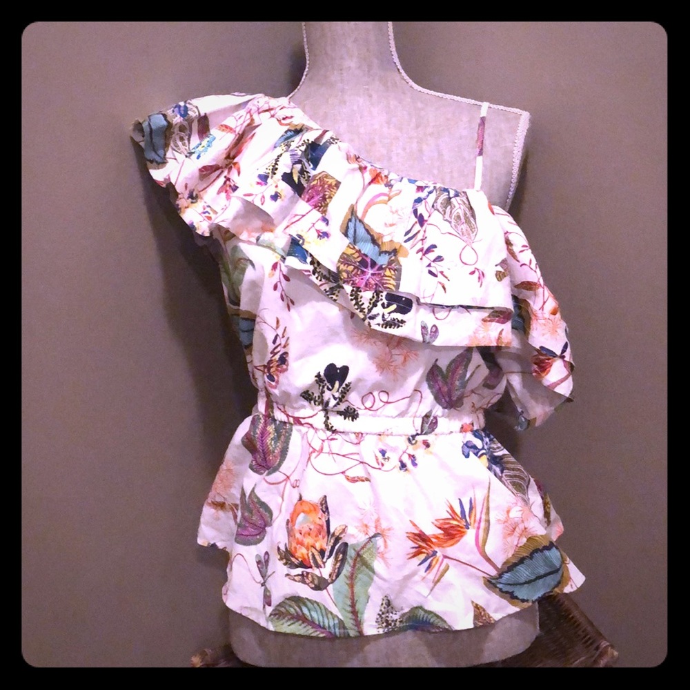Like new H&M One shoulder top Sz 8 (medium fit)
